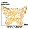 Vista macro detallada de un colgante de mariposa dorado de acero inoxidable de 30 mm - Dorado