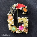 Golden letter G brooch with pearls and crystals measuring 3.2x4.7cm for suit accessory - Letter G