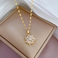 Collana con ciondolo a fiore dorato scintillante con diamanti su seta e pelle - Stile Fiore Dorato (J131)