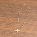 Détail du collier avec pendentif avion plaqué or 18 carats et chaîne réglable sur bois - Avion / Or