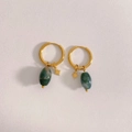 Boucles d'oreilles créoles dorées avec pierre naturelle verte et pendentif étoile - Style Pierre à Motif Vert Doré (DEK1733)