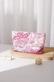 Textura detallada del neceser de jacquard rosa con flores y etiqueta de la marca H & R - Grande / Floral Rosa