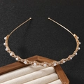 Eleganter Gold-Haarreif mit Perlen und Strass auf Displayständer, minimalistisches Design - Kleines Katzenauge / Gold