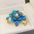 Elegante broche de flor dorada con esmalte azul degradado y perla central - Estilo de Peonía Azul / 5.2x4.1cm