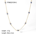 Dettaglio di una collana placcata in oro con perle sfaccettate viola e estensione - Blu Profondo (YYN023139-G)
