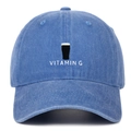 Detail der Vitamin G Stickerei auf blauer gewaschener Baumwolle Baseballkappe - Hellblau