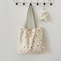 Detailansicht der Seersucker-Tasche mit Tiermustern und grünen Schultergurten - Hündchen Bär