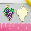 Ciondolo a forma di uva dorata con smalto viola e retro strutturato, misurato con righello - 1 Pezzo Uva Viola 21x15mm