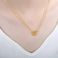 Collar elegante de doble anillo dorado en el cuello con top blanco de cuello en V - Dorado