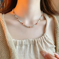 Collier artisanal en perles d'agate et cristal colorées porté par un mannequin - Style Rond Bleu (17#)