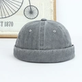 Detalle del gorro docker en denim gris lavado con costuras de seis paneles y borde enrollado - Ajustable / Gris