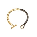 Detail van de gouden Figaro-ketting en zwarte strass armband met een handige T-sluiting - Gouden Figaro Schakelarmband Met Dubbele Rij Zwarte Zirconia