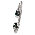 Detalle de la pulsera rígida de cable plateado con calaveras y ojos de cristal verde - Color Acero/Calavera de Ojos Verdes