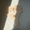 Lichtoranje tweedelige bikini met bloemenborduurwerk en strikdetails aan de zijkanten - S / Lichtgeel