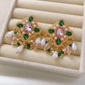 Dettaglio di orecchini vintage dorati con cristalli rosa e perle in scatola velluto - Oro Con Pietra Principale Rosa Stile Nappa (Perno In Argento)