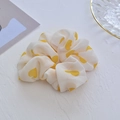 Witte kanten scrunchie met gele hartjes gemaakt van zachte chiffon stof - #3 Geel Hart