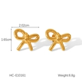 Detalle de pendientes de lazo en oro de 18k con dimensiones y peso especificados - Pendientes de Botón con Lazo Martillado (HC-E10161)