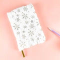 Weißes Plüsch-Notizbuch mit goldenen Schneeflocken auf rosa Hintergrund - A5 Linierte Seiten / Weiß-Schneeflocke