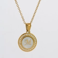 Collier en acier doré avec insert en nacre et pendentif lettre M serti de cristaux - Lettre M Or