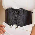 Cinturón elástico ancho negro para mujer con diseño de cordones y ojales metálicos sobre blanco - Cinturón De Cuerda En Forma De Abanico Con Estampado De Lichi