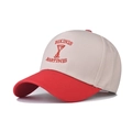 Dettaglio del ricamo rosso Bikinis Martinis su cappello da baseball beige e rosso - Regolabile / Beige e Rosso