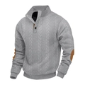 Detail eines grauen Zopfstrickpullovers mit Stehkragenknöpfen und braunen Ellbogen-Patches - S / Hellgrau 2