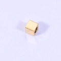 Polierte 4mm goldene Edelstahl-Würfelperle für DIY-Schmuckherstellung mit kleinem Loch - 18K Gold