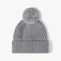 Bonnet en tricot gris clair avec pompon en fausse fourrure et revers côtelé - Gris Bleu (24B019)