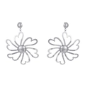 Pendientes de margarita calada en plata con detalles de pétalos en forma de corazón - Estilo de pétalo hueco en forma de corazón (KE23568-D) / Color Acero
