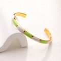 Bracciale aperto dorato con smalto verde e bianco in acciaio inossidabile lucido - 29 Oro