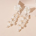 Boucles d'oreilles rose blanche en acrylique avec pampilles de perles étagées - Boucle d'oreille pendante pompon fleur en acrylique blanc (Tige d'oreille en argent)