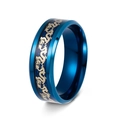 Detail van roestvrijstalen herenring met gouden draakgravure op een blauwe coatinglaag - US 6 / Blauw