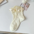 Chaussettes Lolita beige avec texture florale et bordure en dentelle satinée - Taille unique / Blanc Cassé Rose