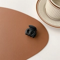 Detailaufnahme einer matt-schwarzen Mini-Haarklammer auf braunem Lederhintergrund - Mattschwarz (Mittel ca. 3,5 cm)