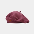 Dettaglio del basco in maglia bordeaux con trama a coste e toppa logo in pelle marrone - Viola Pasta di Fagioli