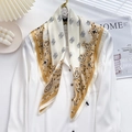 Foulard quadrato in raso beige e giallo senape con stampa paisley su camicia bianca - 70x70cm / Champagne