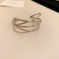 Detailansicht der polierten, silbernen mehrlagigen Manschette mit minimalistischem Design - Silber