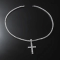 Dettaglio macro della collana tennis argento con pendente a croce e zirconi scintillanti - Argento