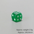 Macro d'un dé en résine verte transparente de 14mm avec indications de poids et dimensions - Vert