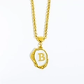 Collar dorado con colgante de letra B sobre resina blanca y elegante marco ovalado - Letra-B