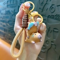 Adorable porte-clés Capybara en caoutchouc souple avec figurine et détail de poisson - Capybara en Résine-Style Enthousiaste
