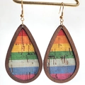 Regenbogen Holzohrringe in Tropfenform mit bunten Streifen und goldenen Haken - Stil 1 (Regenbogenstreifen)