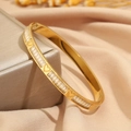 Lujosa pulsera de acero de titanio dorado con corazones e incrustación de circón - Brazalete de strass con corazón dorado