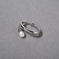 Detalle macro de anillo ajustable plateado con perla en forma de gota sobre fondo gris - 1 Pieza Clip de Oreja / Plateado