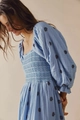 Himmelblaues Kleid mit eckigem Ausschnitt, Stickerei und Laternenärmeln - Himmelblau