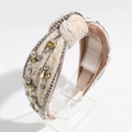 Dettaglio fascia in velluto beige con ape di strass e decorazione a catena argento - Beige