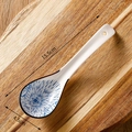 Cuillère à soupe japonaise en céramique à motif bleu sur planche en bois 15,5cm - Rayons de soleil bleus