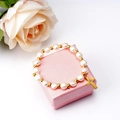 Elegante bracciale di perle bianche con sfere dorate e ciondolo a croce su scatola regalo - Croce Oro Tipo C