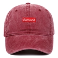 Berretto da baseball in cotone lavato bordeaux con toppa ricamata bianca Blessed - Borgogna