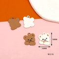 Détail de pendentifs d'ours mats blanc et marron avec dimensions et poids indiqués - Ours couché marron